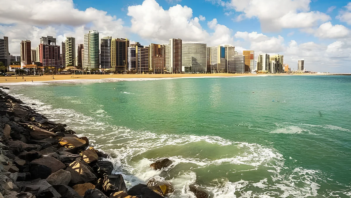 Fortaleza — mar, orla, luz do fim de tarde (vertical)