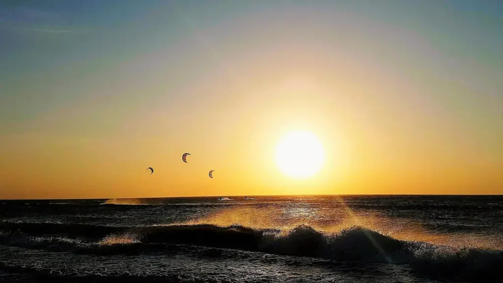 mar ao fim do dia — orla de Fortaleza (horizontal)